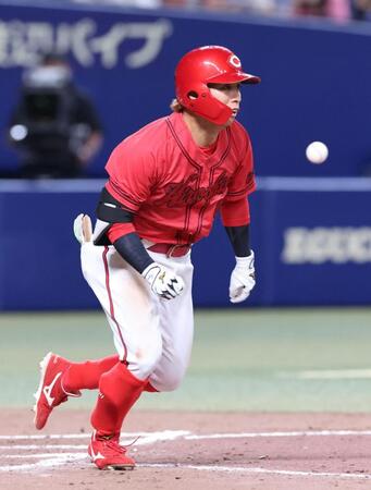 　９回、セーフティーバントで出塁する羽月（撮影・市尻達拡）