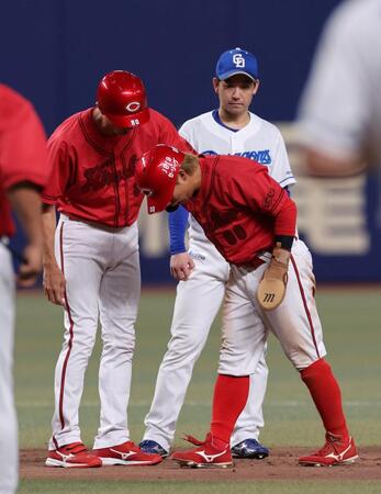 　９回、二盗成功後、足を痛め、治療のためベンチに下がる羽月（撮影・市尻達拡）