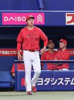 　７回の守備を前に投手交代を告げる新井監督（撮影・市尻達拡）