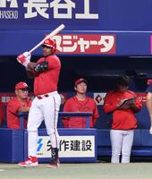 　７回、グラウンドを見つめる新井監督（撮影・市尻達拡）