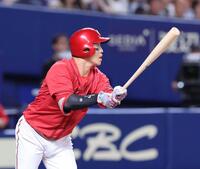 　９回、適時二塁打を放つ小園（撮影・市尻達拡）