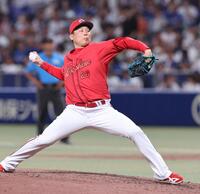 　５回、２番手で登板し、力投する栗林（撮影・市尻達拡）