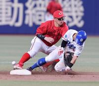 　１０回、ブライトの打球を捕球した菊池からの送球を捕球できなかった小園（撮影・市尻達拡）