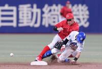 　１０回、ブライトの打球を捕球した菊池からの送球を捕球できなかった小園（撮影・市尻達拡）