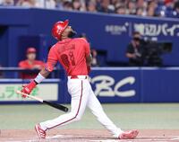 　７回、一邪飛に倒れるファビアン（撮影・市尻達拡）