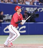 　７回、三塁への内野安打で出塁する中村奨（撮影・市尻達拡）