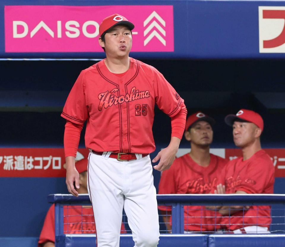 　７回の守備を前に、投手交代を告げる新井監督（撮影・市尻達拡）