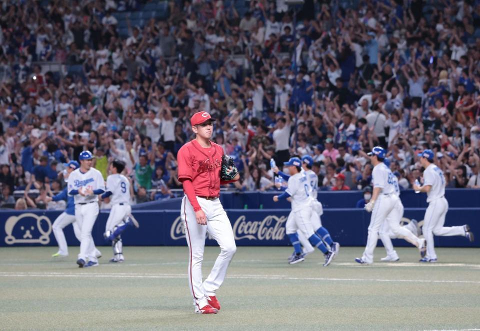 　１０回、ボスラーにサヨナラの右前タイムリーを許し、ベンチに帰る遠藤（撮影・市尻達拡）