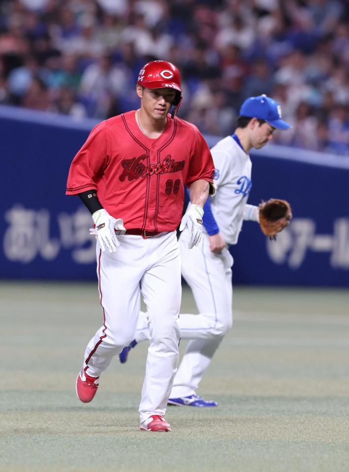 　１０回、右飛に倒れた中村奨（撮影・市尻達拡）