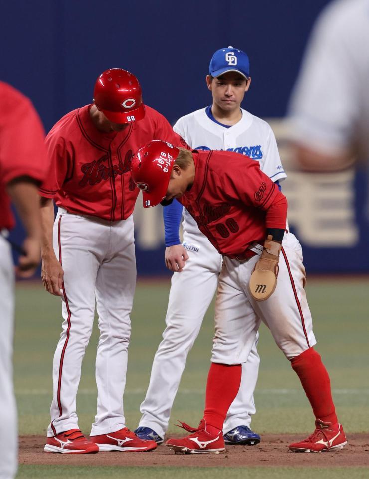 　９回、二盗成功後、足を痛め、治療のためベンチに下がる羽月（撮影・市尻達拡）