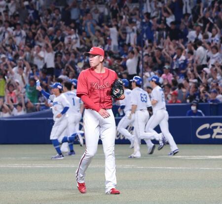 　１０回、ボスラーにサヨナラの右前タイムリーを許し、ベンチに帰る遠藤