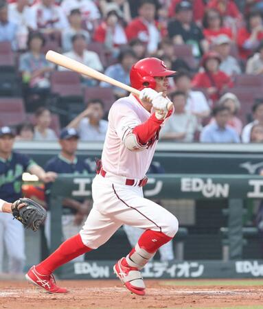 　ヤクルト戦の３回、右前打を放つ田中＝３日