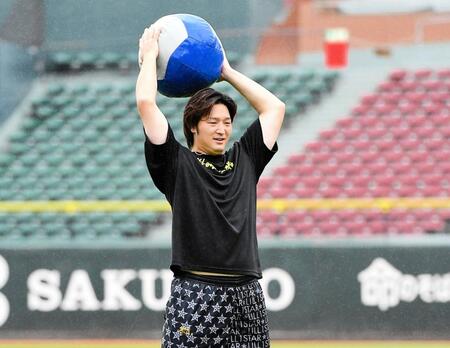 　メディシンボールを投げる床田（撮影・畠山賢大）