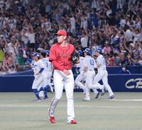 　１０回、ボスラーにサヨナラの右前タイムリーを許し、ベンチに帰る遠藤