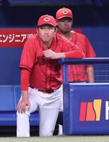 　８回、ベンチで戦況を見つめる新井監督