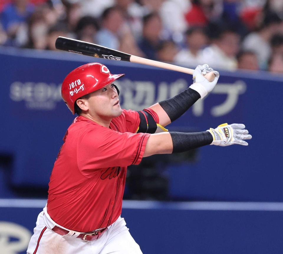 　６回、右前打を放つ末包（撮影・市尻達拡）