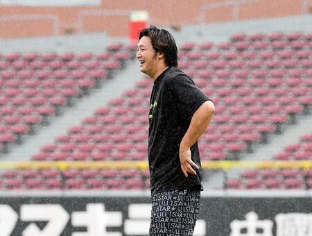 　雨の中で練習する床田（撮影・畠山賢大）