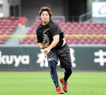 　登板へ向け、キャッチボールで調整する床田（撮影・畠山賢大）