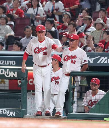 　８回、代打に中村健を告げる新井監督（撮影・市尻達拡）