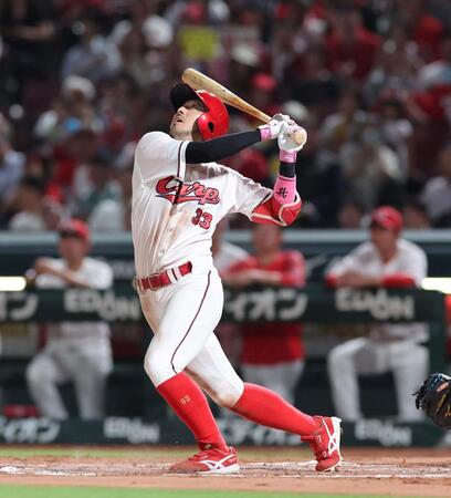 　８回、二飛に倒れる菊池（撮影・市尻達拡）