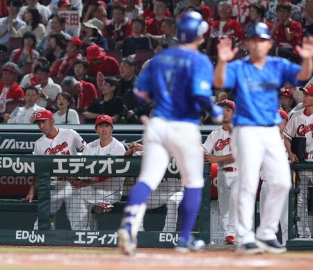 　８回、左越えソロで生還する桑原を見つめる新井監督（撮影・市尻達拡）