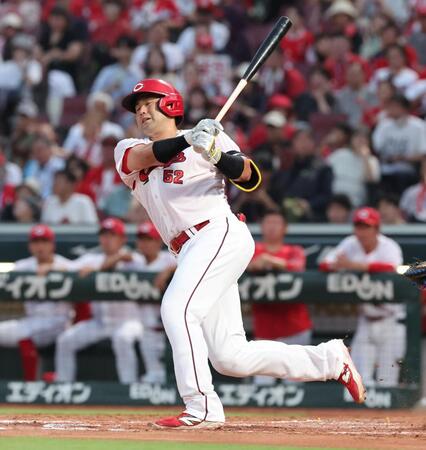 　５回、空振り三振に倒れる末包（撮影・市尻達拡）