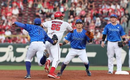 　３回、二俣の投ゴロで飛び出してしまい、タッチアウトになる二走のモンテロ（撮影・市尻達拡）