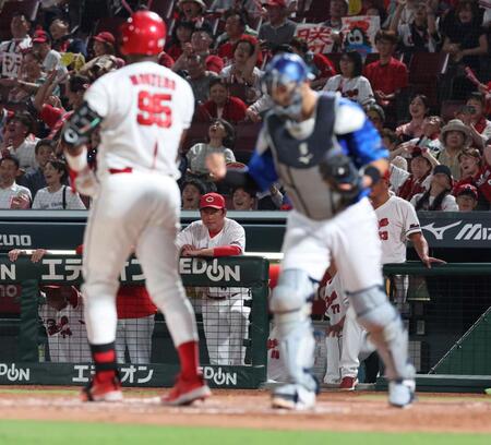 　９回、モンテロが空振り三振に倒れ、じっと見つめる新井監督（撮影・市尻達拡）