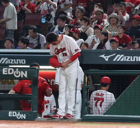 　ファンへのあいさつを終え、グラウンドに一礼する新井監督（撮影・市尻達拡）