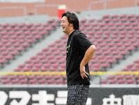 　雨の中で練習する床田（撮影・畠山賢大）