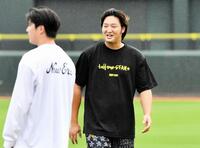 　雨の中で練習する床田（撮影・畠山賢大）