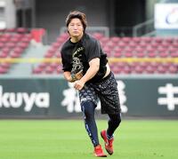 　登板へ向け、キャッチボールで調整する床田（撮影・畠山賢大）