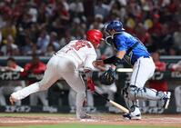 　７回、空振り三振に倒れる坂倉（撮影・市尻達拡）