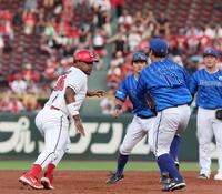 　３回、二俣の投ゴロで飛び出してしまい、タッチアウトになる二走のモンテロ（撮影・市尻達拡）