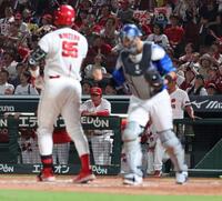 　９回、モンテロが空振り三振に倒れ、じっと見つめる新井監督（撮影・市尻達拡）