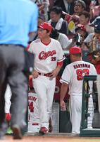 　９回の守備を前に、投手交代を告げる新井監督（撮影・市尻達拡）