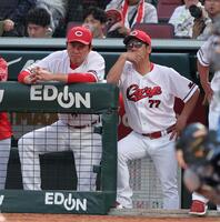 　５回、藤井コーチと話をする新井監督（撮影・市尻達拡）