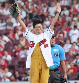広島　子育てインフルエンサーの木下ゆーきが始球式に登場　背番号は「８８」（パパ）ブルペンで新井監督と特訓