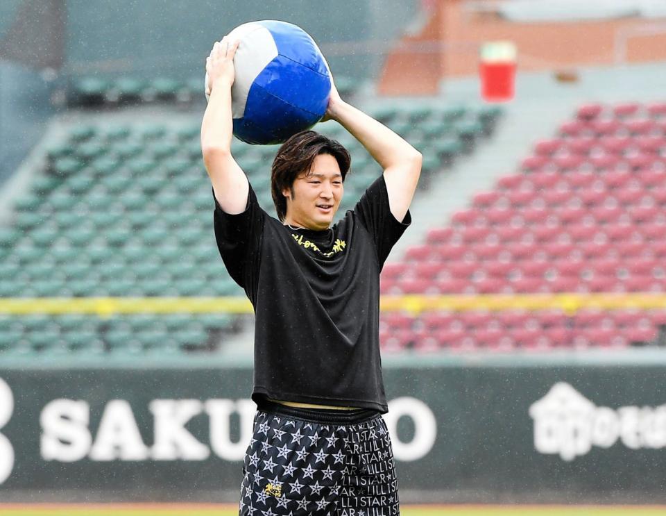 　メディシンボールを投げる床田（撮影・畠山賢大）