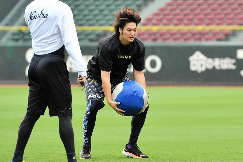 　メディシンボールを投げる床田（撮影・畠山賢大）