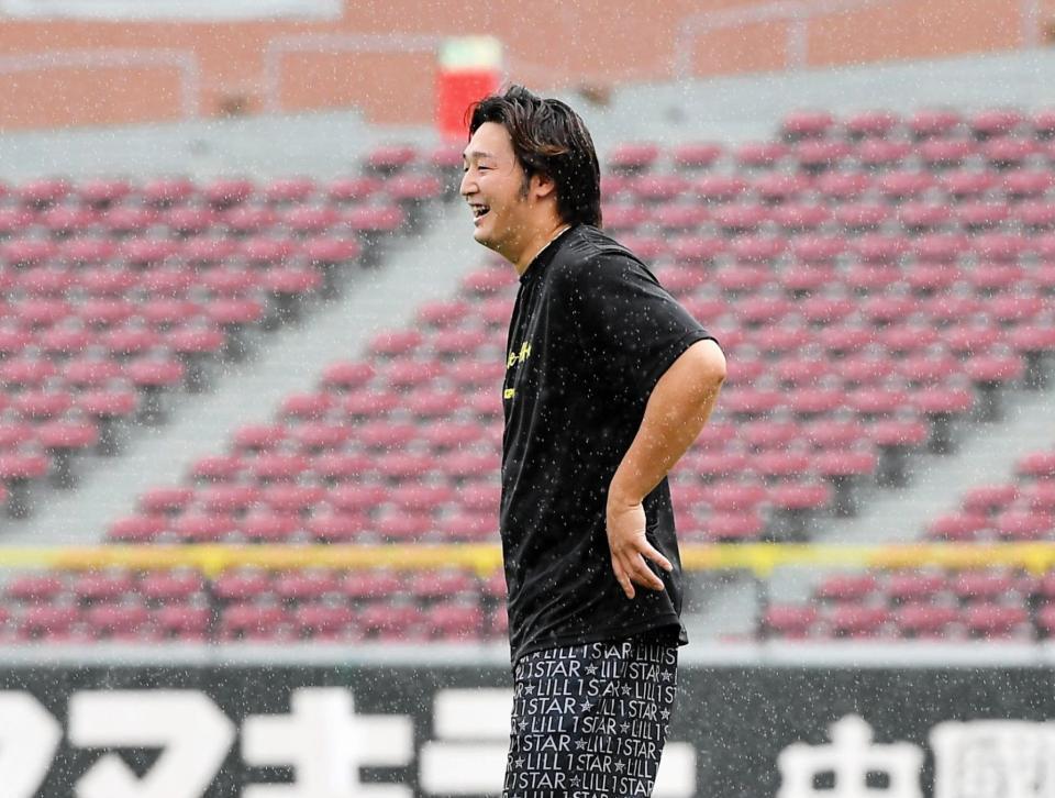 　雨の中で練習する床田（撮影・畠山賢大）