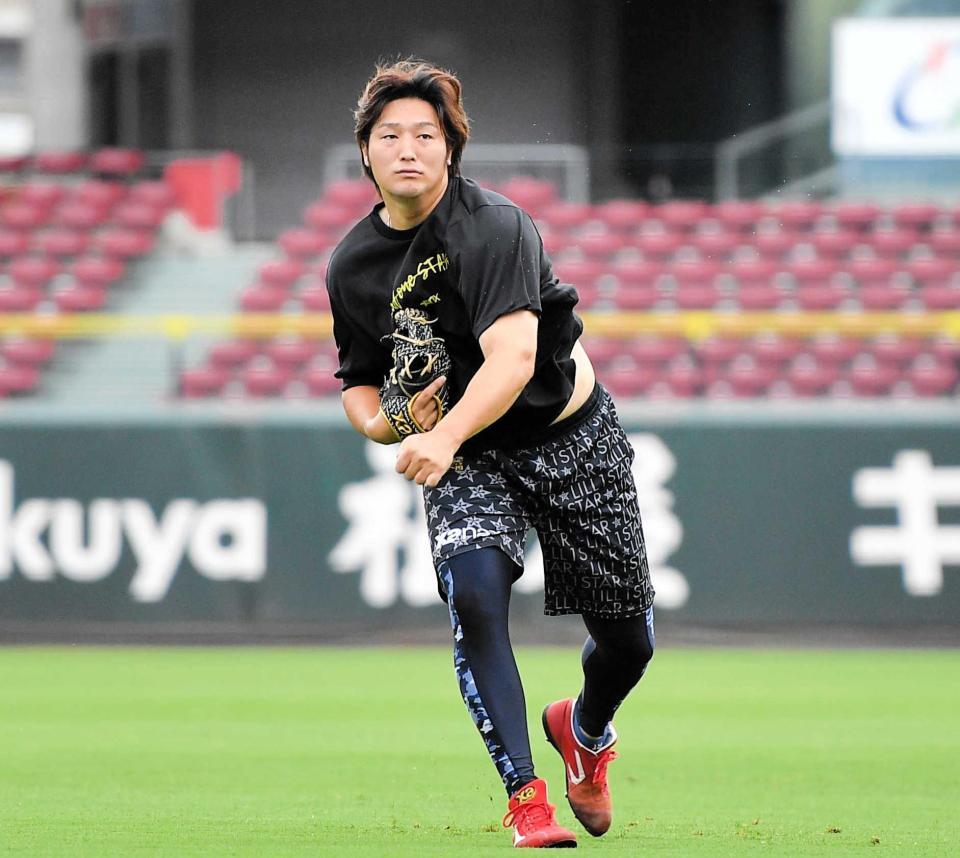 　登板へ向け、キャッチボールで調整する床田（撮影・畠山賢大）