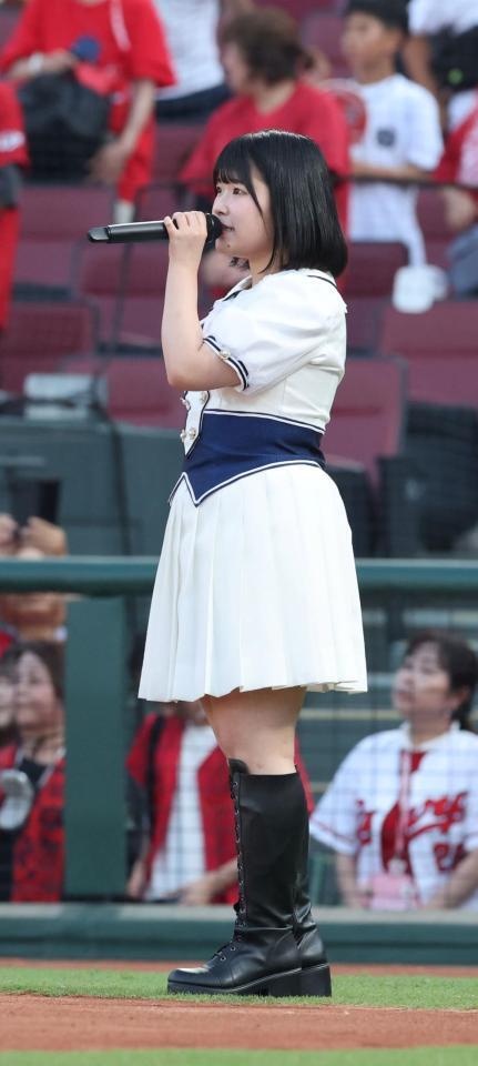 　国歌独唱をするＳＴＵ４８・池田裕楽（撮影・市尻達拡）