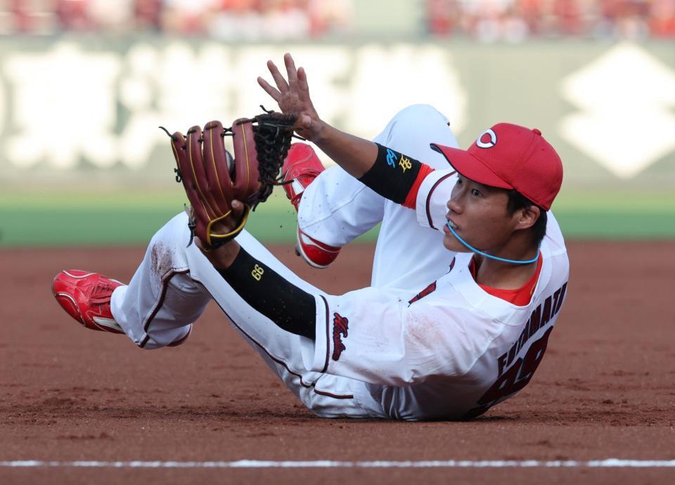 　２回、宮崎のライナーを好捕する二俣（撮影・市尻達拡）