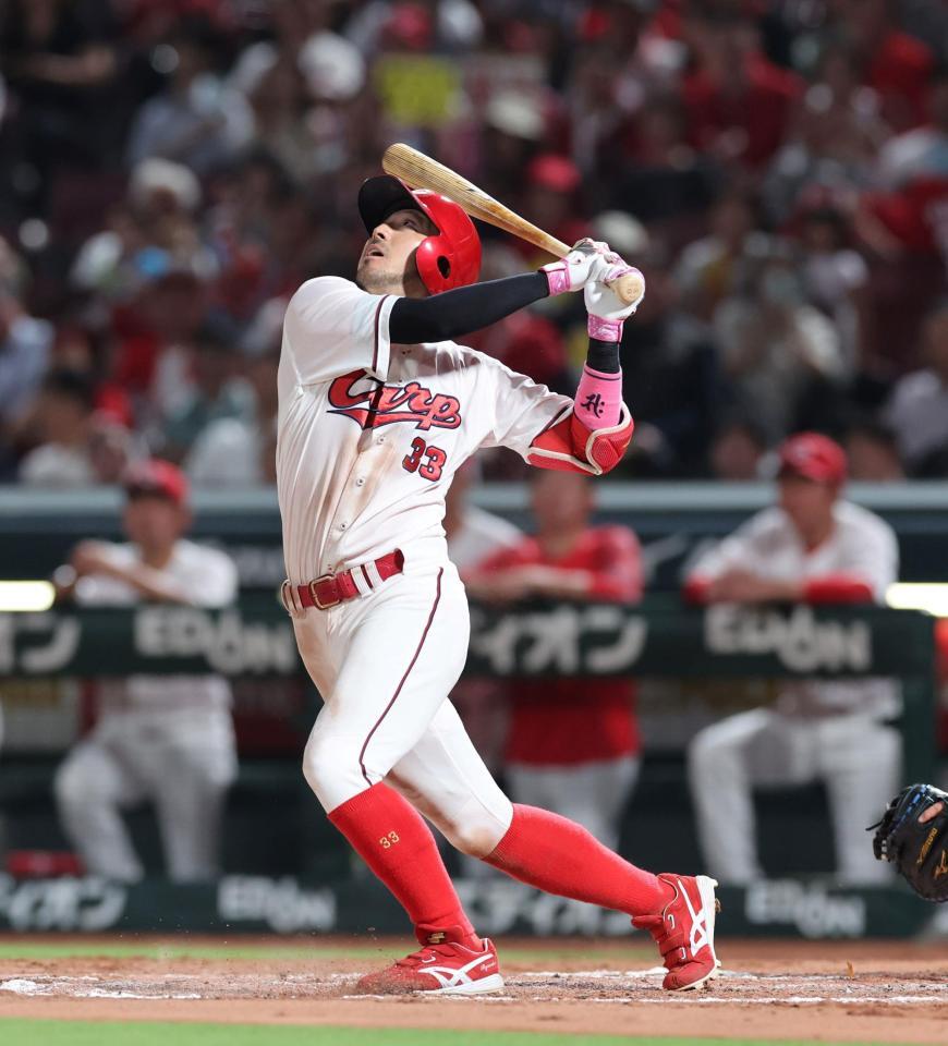 　８回、二飛に倒れる菊池（撮影・市尻達拡）