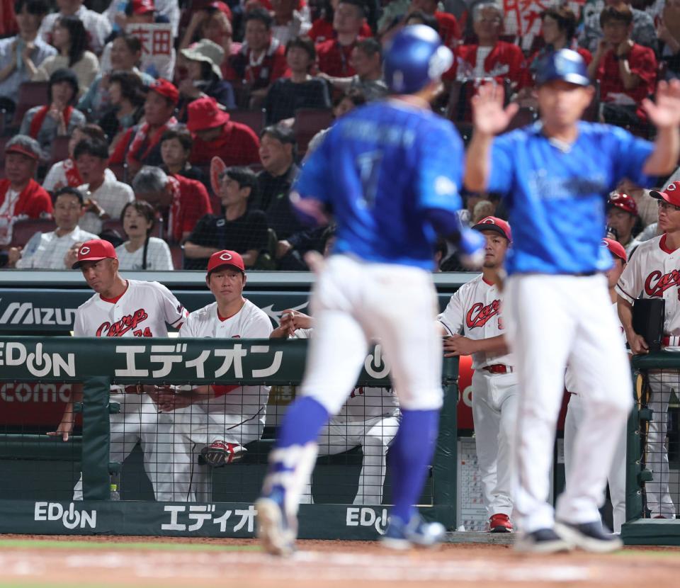 　８回、左越えソロで生還する桑原を見つめる新井監督（撮影・市尻達拡）