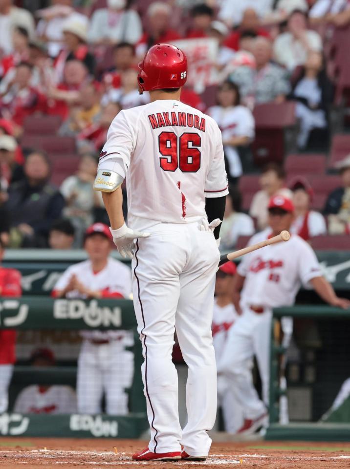 　３回、好機で見逃し三振に倒れ、立ち尽くす中村奨（撮影・市尻達拡）