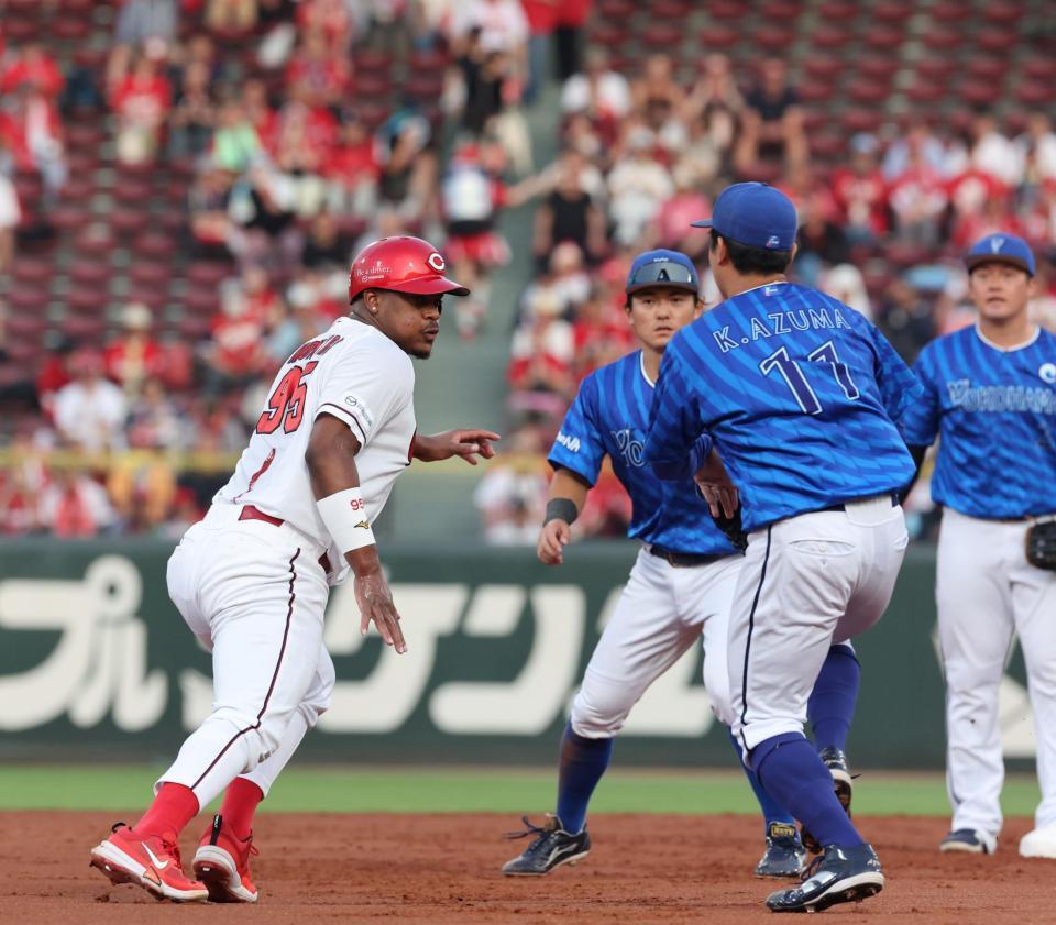 　３回、二俣の投ゴロで飛び出してしまい、タッチアウトになる二走のモンテロ（撮影・市尻達拡）