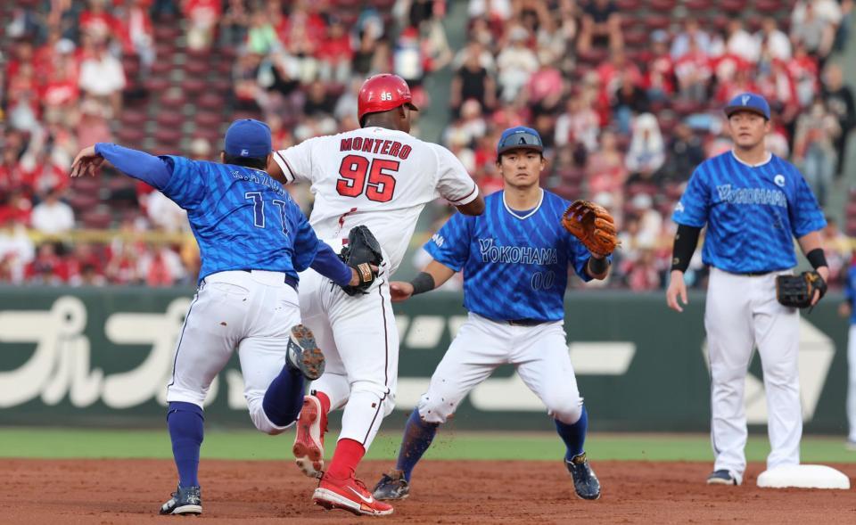 　３回、二俣の投ゴロで飛び出してしまい、タッチアウトになる二走のモンテロ（撮影・市尻達拡）