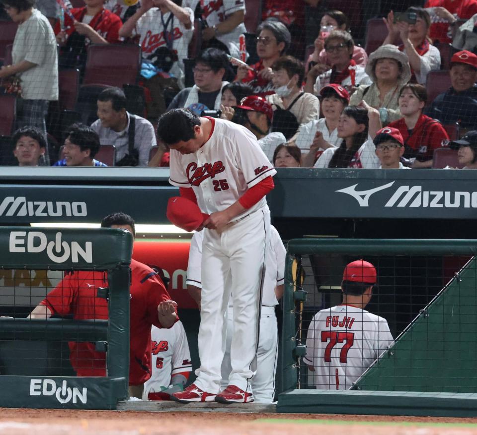 　ファンへのあいさつを終え、グラウンドに一礼する新井監督（撮影・市尻達拡）